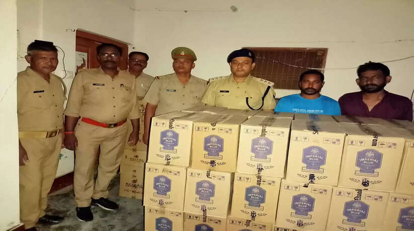 थाना रोहनियां पुलिस टीम नें लगभग 13,00,000 रूपये कीमत की 180 पेटी अवैध अंग्रेजी शराब से लदे ट्रक सहित दो अभियुक्तों को किया गिरफ्तार 
