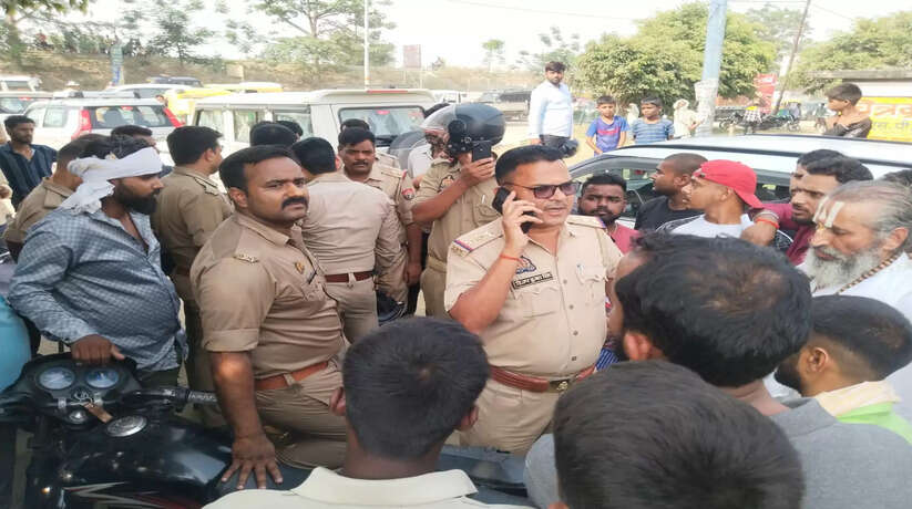गीडा प्रशासन द्वारा यज्ञ स्थल को ध्वस्त करने पर ग्रामीण हुए आक्रोशित