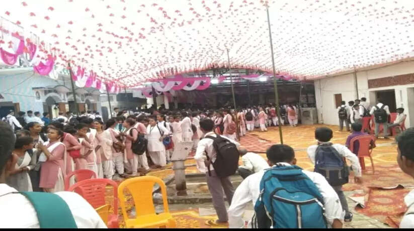 Ayodhya News: कृष्ण जन्माष्टमी की पूर्व संध्या पर फूला देवी चंद्रधर मिश्रा पीजी कॉलेज में संपन्न हुआ भंडारी का आयोजन