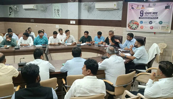 सीएम डैशबोर्ड की समीक्षा में डीएम ने कसी अफसरों की लगाम