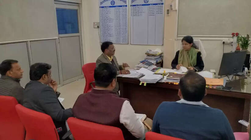 चंदौली में वन अधिकारों के क्रियान्वयन एवं अनुश्रवण हेतु जिलाधिकारी ने की बैठक