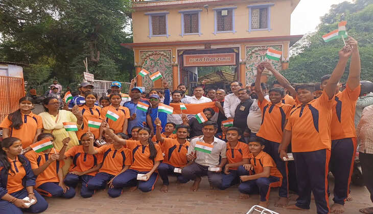Varanasi News:&nbsp;उत्तर प्रदेश दिव्यांग क्रिकेट एसोसिएशन की ओर से दिव्यांग क्रिकेट खिलाड़ियों एवं एसोसिएशन के पदाधिकारियों व सदस्यों ने भारतीय क्रिकेट टीम के विश्व कप विजय हेतु संकट मोचन मंदिर पर हनुमान चालीसा का जाप किया।