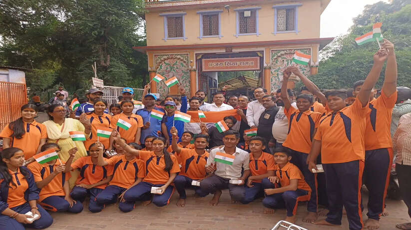 Varanasi News: उत्तर प्रदेश दिव्यांग क्रिकेट एसोसिएशन की ओर से दिव्यांग क्रिकेट खिलाड़ियों एवं एसोसिएशन के पदाधिकारियों व सदस्यों ने भारतीय क्रिकेट टीम के विश्व कप विजय हेतु संकट मोचन मंदिर पर हनुमान चालीसा का जाप किया।