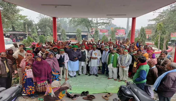 सपा नेता विनोद कुमार लोधी ने दरगाह शरीफ पर टेका माथा, मांगी दुआएं