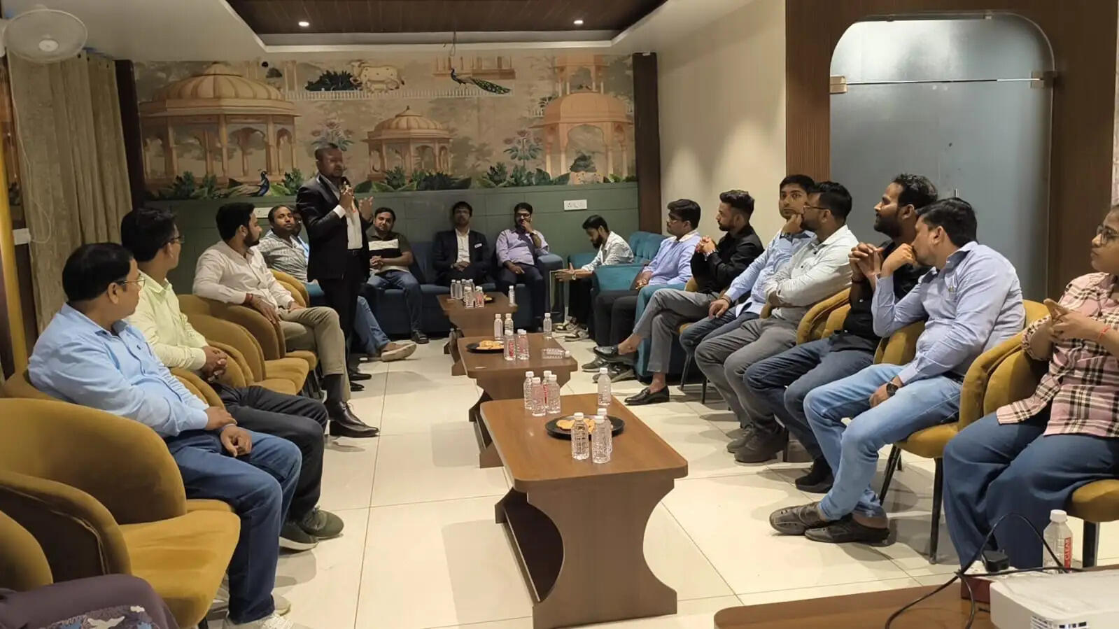 इसके बाद 3एस व्यापार के संस्थापक विपिन मिश्र ने संस्था का परिचय प्रस्तुत किया। उन्होंने संस्था के उद्देश्यों और सदस्यों को मिलने वाले विभिन्न लाभों की जानकारी दी। उन्होंने कहा कि 3एस व्यापार केवल व्यापारिक नेटवर्किंग का मंच नहीं है, बल्कि व्यापारियों और उद्यमियों को आपसी संपर्क, डिजिटल पहचान, व्यापारिक दृश्यता और नए अवसरों से जोड़ने की दिशा में कार्य कर रहा है।