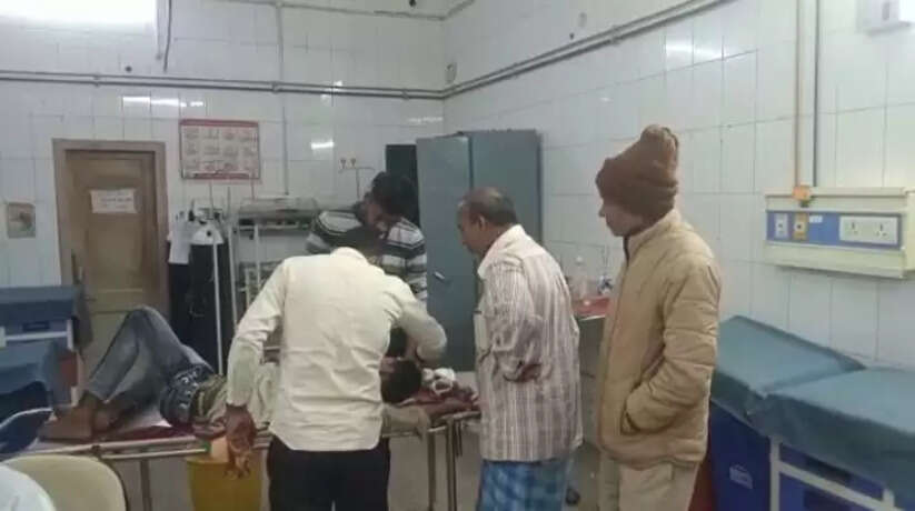 चंदौली में अज्ञात वाहन की टक्कर से बाइक सवार एक युवक गंभीर रूप से घायल, जिला अस्पताल से वाराणसी रेफर