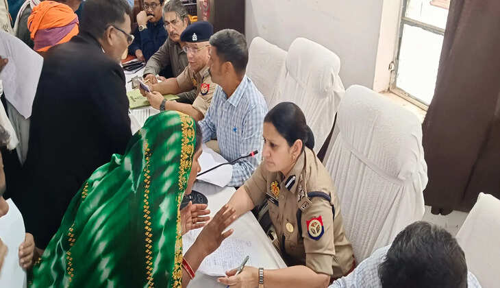 मिर्जापुर सदर तहसील में आयोजित सम्पूर्ण समाधान दिवस में मंडलायुक्त राजेश प्रकाश और डीआईजी पूनम ने जनसमस्याएं सुनीं। भूमि विवाद, अवैध कब्जा और राजस्व मामलों के समयबद्ध एवं गुणवत्तापूर्ण निस्तारण के निर्देश दिए।