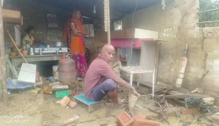 Gorakhpur news: कररिया में बारिश के कारण गिरा कच्चा मकान, बाल-बाल बचे लोग...