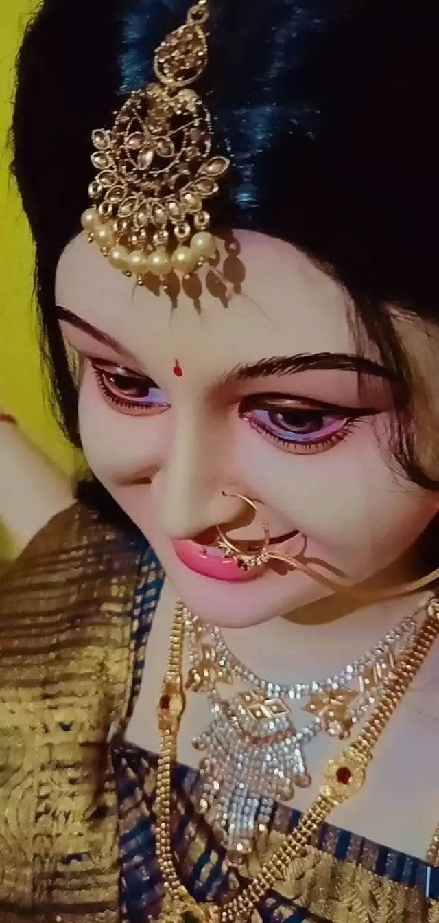 मां दुर्गा की सुंदर मुस्कराती हुई फोटो पूरे देश में वायरल, मूर्तिकार है पवन, झलक पाने उमड़ रहे लोग