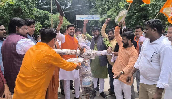 वाराणसी में विश्व हिंदू रक्षा परिषद के कार्यकर्ताओं ने पप्पू यादव का पुतला दहन कर विरोध प्रदर्शन किया। संगठन ने सनातन धर्म और संत समाज के सम्मान की बात करते हुए प्रशासन से सख्त कानूनी कार्रवाई की मांग की।