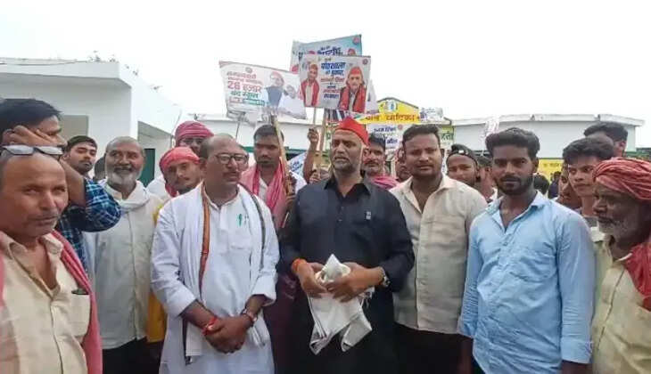चंदौली में शिक्षक दिवस पर सपा का अनोखा प्रदर्शन, 26 हजार बंद स्कूल खोलने की मांग