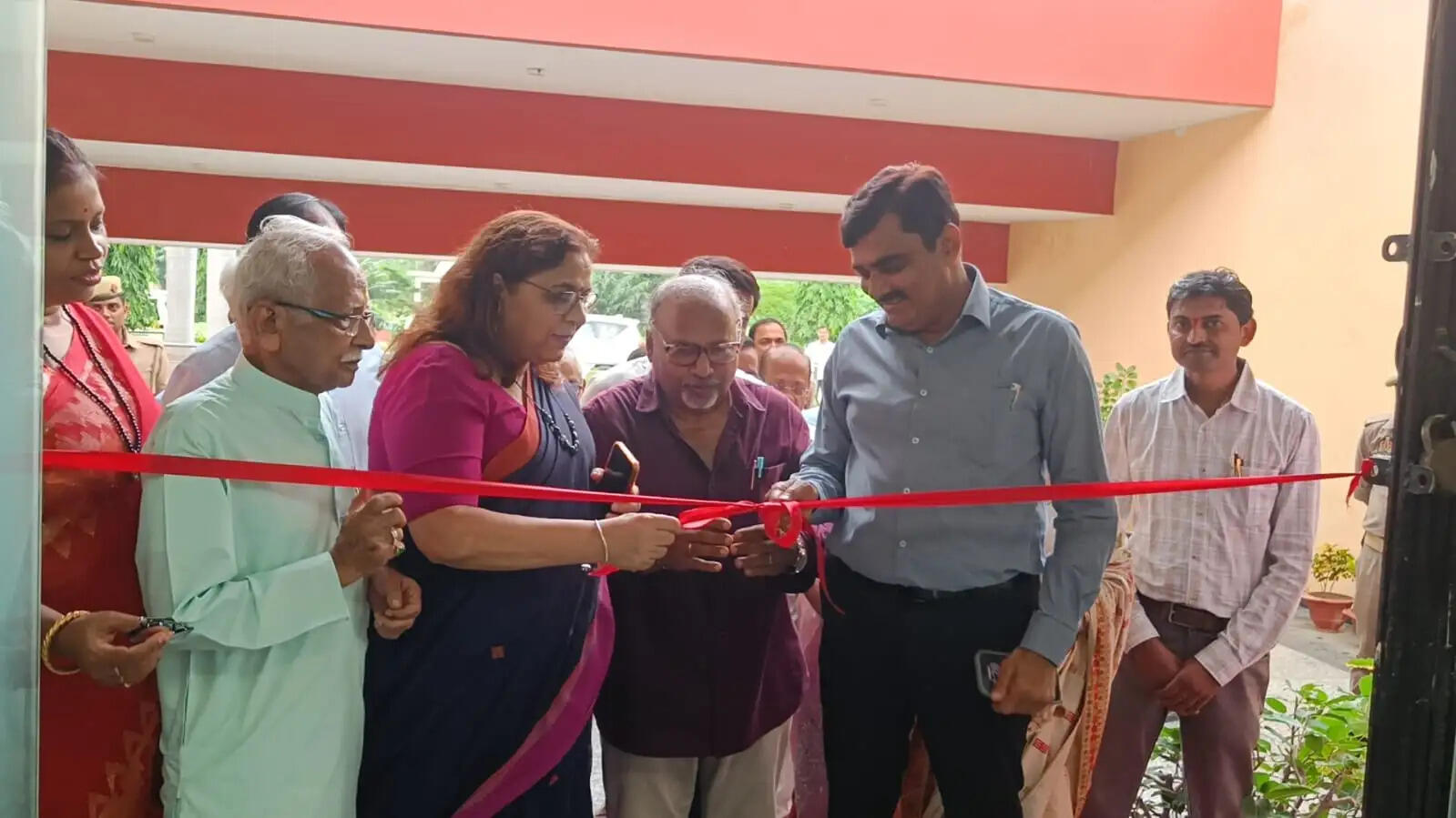 उन्होंने आयोजन से जुड़े पदाधिकारियों से प्रदर्शनी की रूपरेखा और इसमें शामिल विभिन्न कलाकृतियों के बारे में जानकारी ली। मंडलायुक्त ने कहा कि चित्रकला केवल रंगों और रेखाओं का संयोजन नहीं है, बल्कि यह कलाकार के विचारों, भावनाओं और कल्पनाओं को समाज तक पहुंचाने का सशक्त माध्यम है। अंतरराष्ट्रीय स्तर के कलाकारों और विभिन्न कलात्मक अभिव्यक्तियों को एक मंच पर लाने से गोरखपुर की सांस्कृतिक पहचान को भी मजबूती मिलती है।