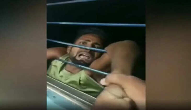 युवक को चोरी करना पड़ा महंगा, चलती ट्रेन में 15 KM तक खिड़की से लटकाकर ले गए यात्री, कमजोर दिल वाले न देखें वीडियो...