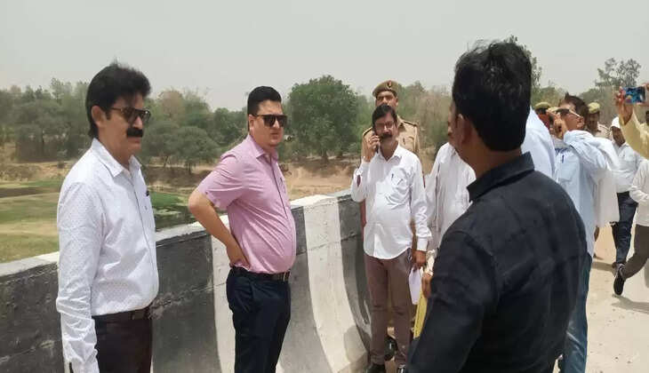 Chandauli News: चन्दौली में जिलाधिकारी ने किया निर्माणाधीन परियोजनाओं&nbsp;एवं विभिन्न कार्यालयों का&nbsp;निरीक्षण