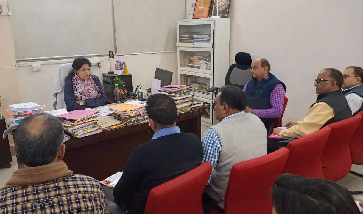 Chandauli News: The famous DM of Chandauli held a meeting with officials regarding the purchase of paddy, now farmers will not have problems in selling paddy
