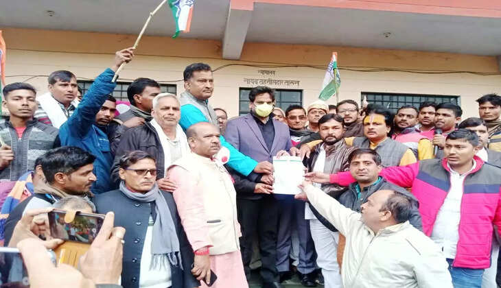 जनता की गाढ़ी कमाई हड़पने वाली कंपनियों के खिलाफ कांग्रेसियों ने धरना प्रदर्शन कर सौंपा ज्ञापन