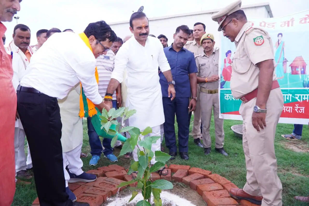 चंदौली में भाजपा का 'वृक्षारोपण महायज्ञ 2026', सांसद डॉ. विनोद बिन्द और विधायक सुशील सिंह ने लगाए पौधे