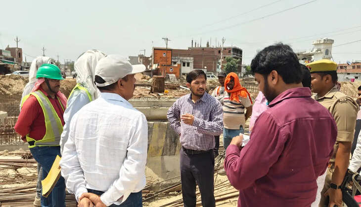 Chandauli News: पुलिया निर्माण में देरी पर जिलाधिकारी सख्त, एक सप्ताह में काम पूरा करने के निर्देश