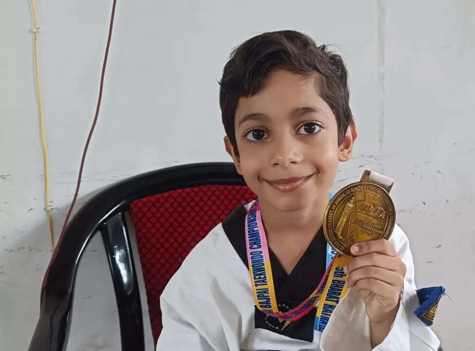 प्रतियोगिता में उद्या ताइक्वांडो के कुल 9 खिलाड़ियों ने हिस्सा लिया। इनमें वेदांत पाठक (सब जूनियर अंडर-18 किग्रा) और शुचिता (सब जूनियर गर्ल्स) ने बेहतरीन प्रदर्शन करते हुए स्वर्ण पदक अपने नाम किया। दोनों खिलाड़ियों का चयन आगामी राष्ट्रीय ताइक्वांडो प्रतियोगिता के लिए भी हुआ है, जिससे गोरखपुर के खेल जगत में खुशी की लहर है।