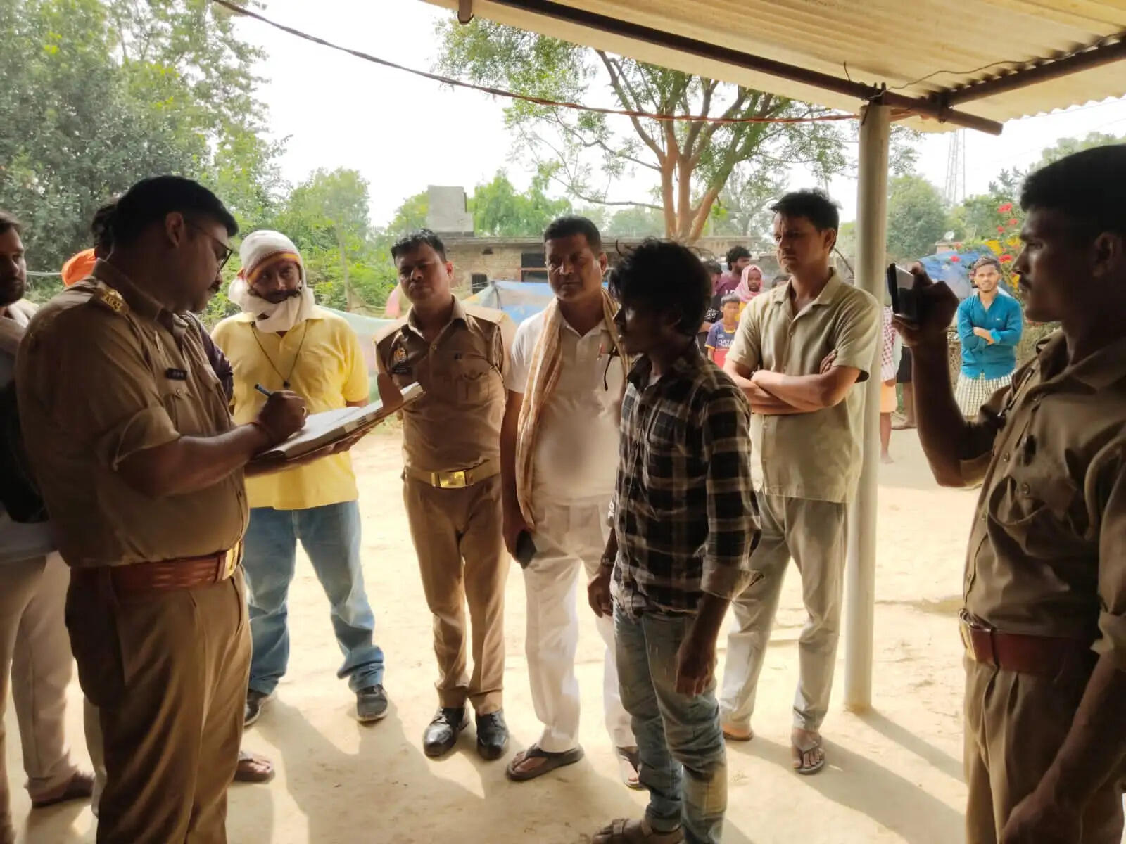 शादी के एक साल बाद बुझ गई चांदनी की जिंदगी, संदिग्ध मौत से गांव में सनसनी https://livebharatnews.in/uttar-pradesh/Gorakhpur/chandnis-life-extinguished-after-a-year-of-marriage/cid18730588.htm