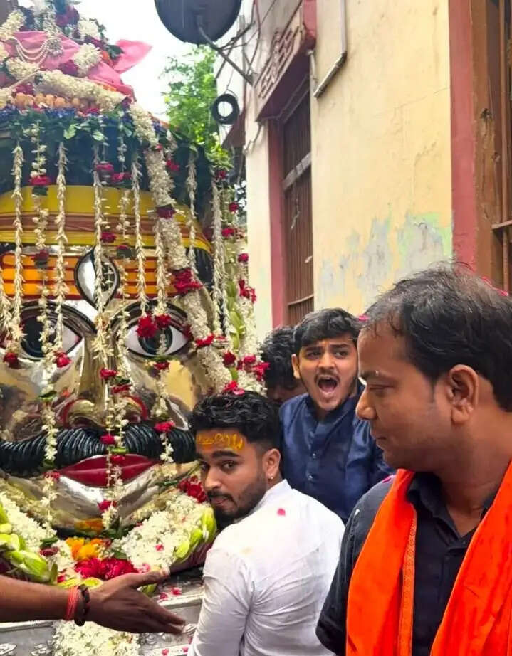 इसके बाद बारात जतनबर, दूध कटरा, कतुआपुरा, अंबियामंडी, बलुआबीर, हनुमान फाटक और तेलियाना होते हुए नउआ पोखरा स्थित लाट भैरव बाजार पहुंची। यहां जनवासे में कुछ देर विश्राम के बाद बारात आगे बढ़ी।