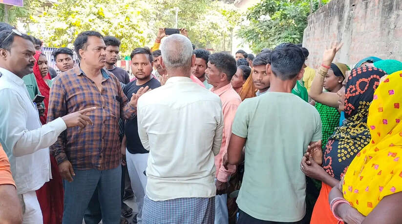 Chandauli News: चंदौली आबकारी का खेल निराला परचून की दुकान-शराब बिकवा डाला, सकलडीहा कोतवाली पर महिलाओं का हल्लाबोल