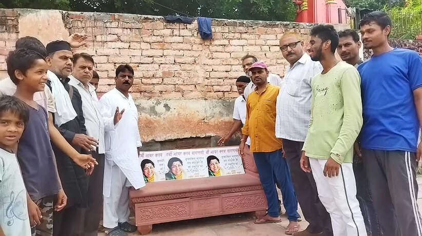 लता मंगेशकर के 95वें जन्मदिवस पर विशेष श्रद्धांजलि! मछलियों को चारा खिलाकर मनाया गया आयोजन