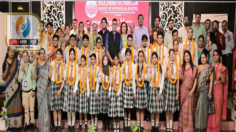 सीबीएसई 12वीं परीक्षा में 100 प्रतिशत परिणाम, विद्यार्थियों ने बढ़ाया विद्यालय का मान