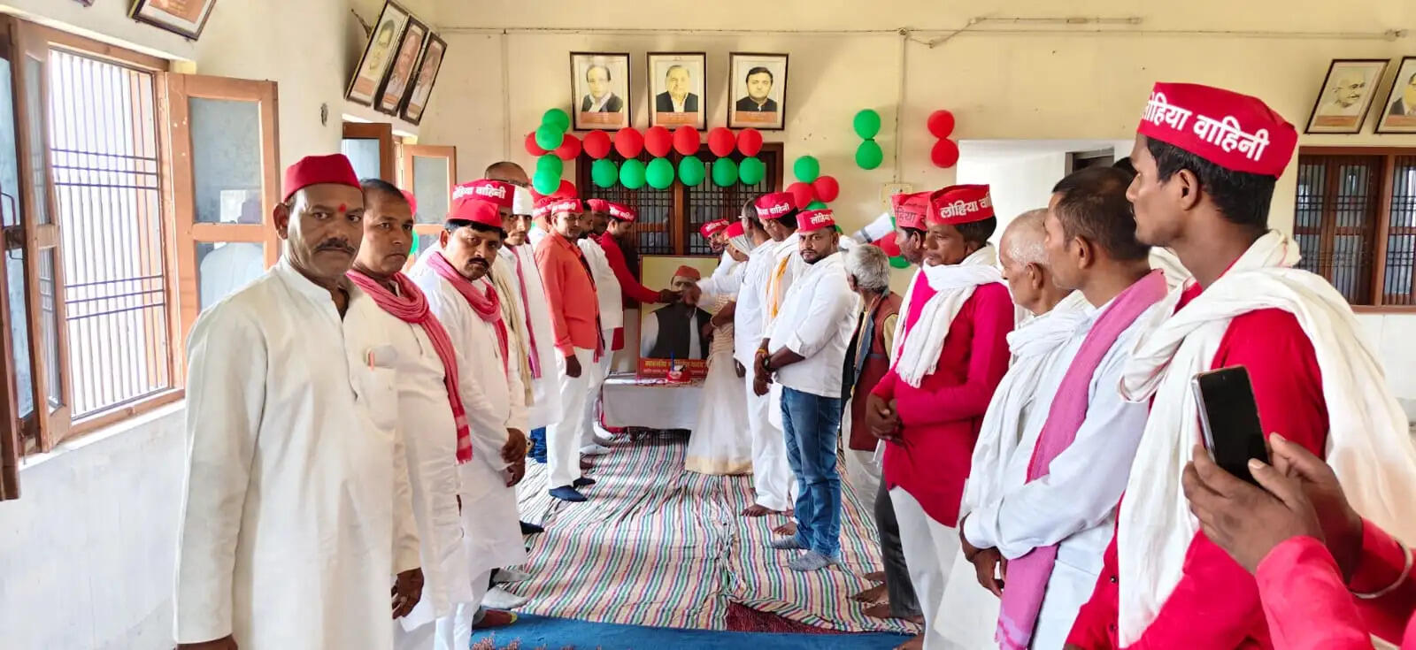 समाजवादी लोहिया वाहिनी के जिलाध्यक्ष निरंजन कन्नौजिया ने बताया कि 1 जुलाई 2026 से 7 जुलाई 2028 तक पूरे जनपद में पर्यावरण एवं सामाजिक न्याय अभियान के तहत पीडीए वृक्षारोपण कार्यक्रम चलाया जाएगा। उन्होंने कहा कि इस अभियान का उद्देश्य प्रदेश को प्रदूषण मुक्त बनाने के साथ संविधान, लोकतंत्र, आरक्षण और सामाजिक समरसता के मूल्यों को मजबूत करना है।