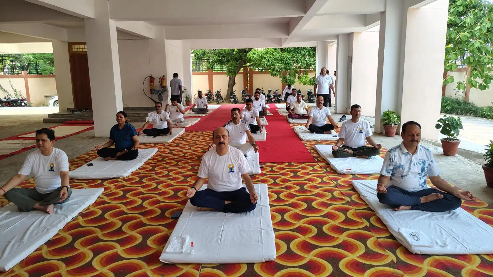 मानसिक एवं आध्यात्मिक रूप से स्वस्थ बनाती है। उन्होंने सभी लोगों से योग को अपनी दैनिक दिनचर्या का हिस्सा बनाने का आह्वान किया।