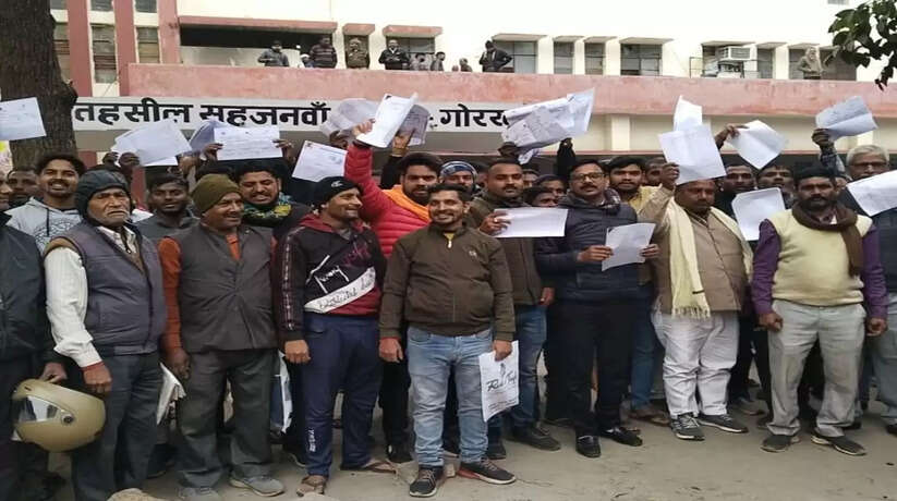 किसानों ने जमीन अधिग्रहण को लेकर तहसील पर रेलवे के खिलाफ लगाए मुर्दाबाद के नारे