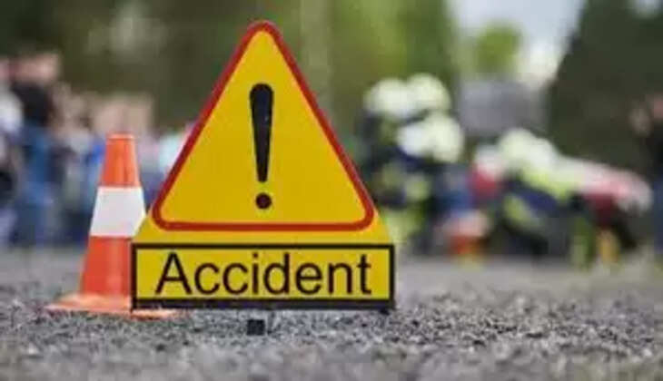 Varanasi News: मैजिक से बाईक की टक्कर तीन गंभीर रूप से घायल&nbsp;