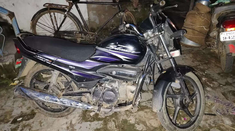 चोरों का हौसला बुलंद थाने के पास से मोटरसाइकिल को चुराया
