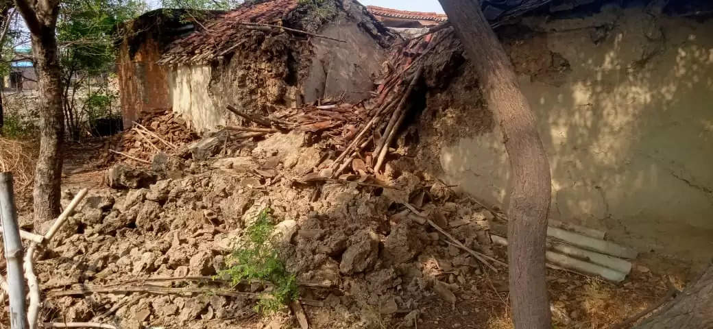 मिर्ज़ापुर में पहली बारिश में ही गरीब का मकान हुआ धराशाई