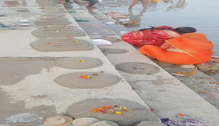 Varanasi News:&nbsp;छठ पूजा पर महिलाओं ने गंगा नदी के किनारे कैथी गंगा गोमती संगम घाट, मार्कंडेय महादेव घाट, गोरीशंकर महादेव ढकवां, चंद्रावती, रामपुर, मौनी बाबा घाट गौरा उपरवार,शिवदशा़, सरसौल बलुआ घाटों पर छठ पूजा के लिए घाटों पर बेंदीयां बनाकर उस पर अपने नामों का चिन्हांकन किया।