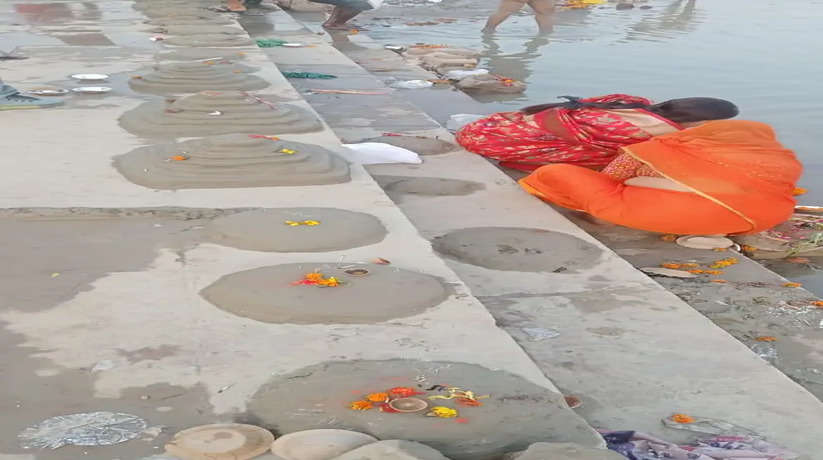 Varanasi News: छठ पूजा पर महिलाओं ने गंगा नदी के किनारे कैथी गंगा गोमती संगम घाट, मार्कंडेय महादेव घाट, गोरीशंकर महादेव ढकवां, चंद्रावती, रामपुर, मौनी बाबा घाट गौरा उपरवार,शिवदशा़, सरसौल बलुआ घाटों पर छठ पूजा के लिए घाटों पर बेंदीयां बनाकर उस पर अपने नामों का चिन्हांकन किया।