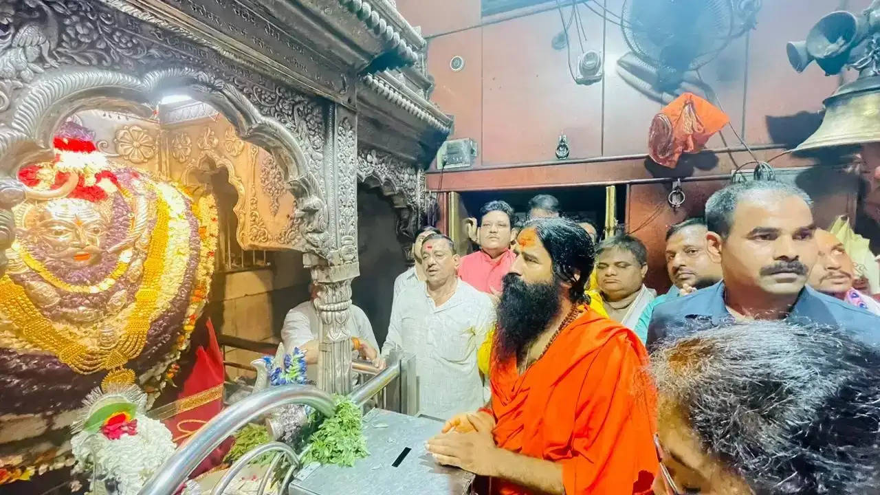 Varanasi News: काशी पहुंचे योग गुरु बाबा रामदेव