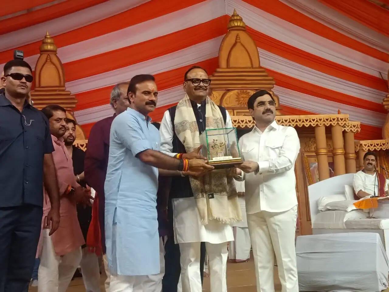 चंदौली में राजन जी महाराज की श्रीराम कथा का समापन, ब्रजेश पाठक, ब्रजभूषण समेत कई दिग्गज नेता पहुंचे&nbsp;