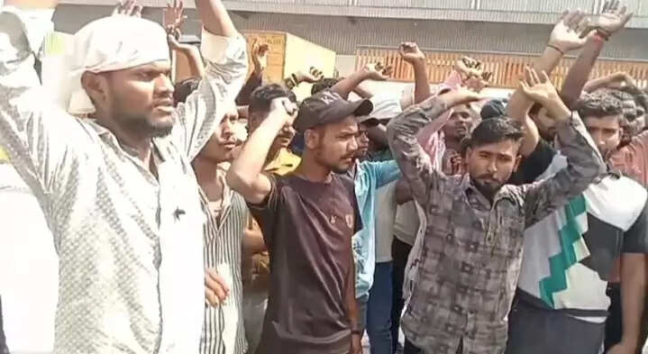 दो माह से वेतन न मिलने से आहत Meesho कम्पनी के कर्मचारी धरने पर, घर चलाना हुआ मुश्किल &nbsp;