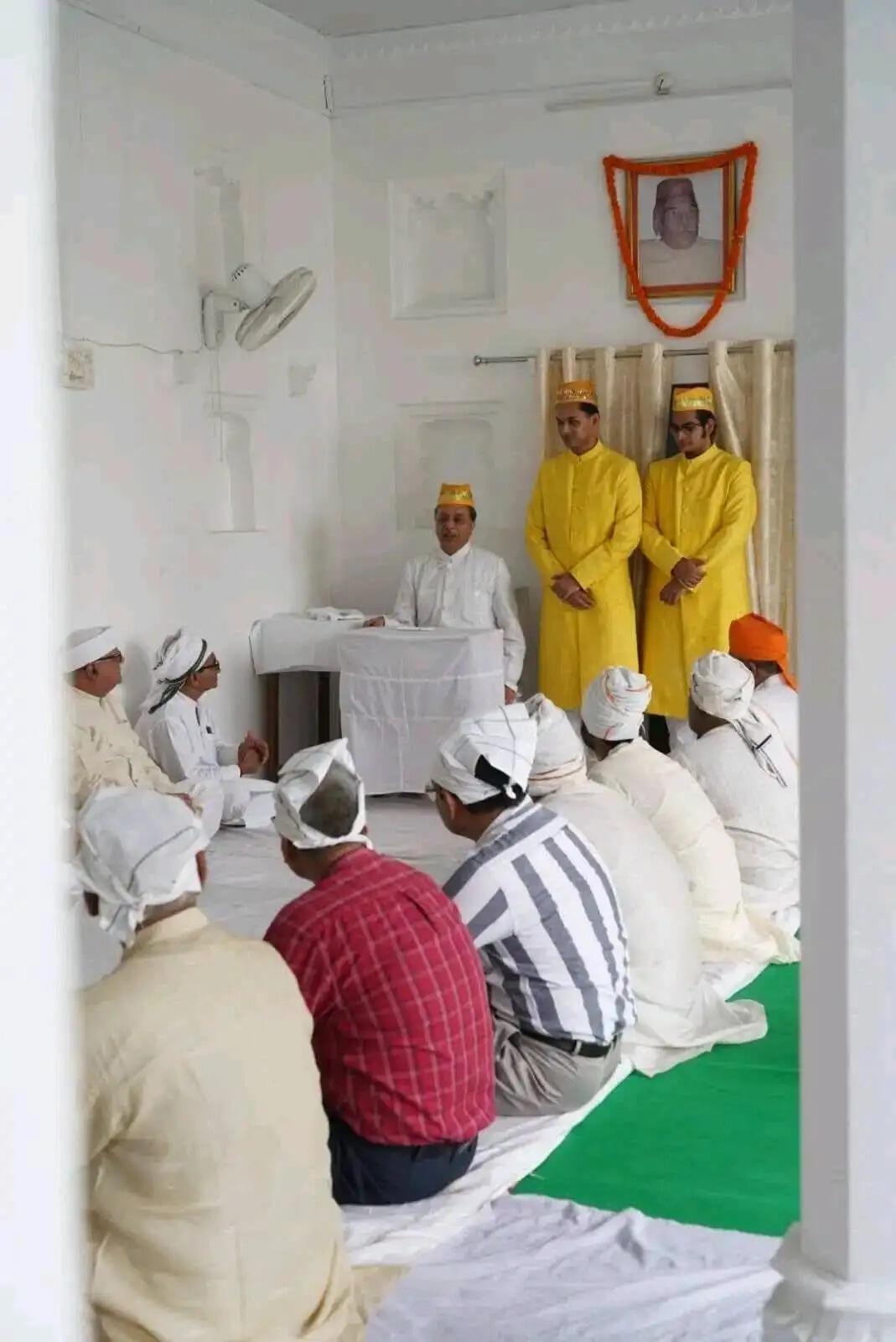 पूरे मार्ग पर श्रद्धालुओं का जनसैलाब उमड़ पड़ा। लोगों ने