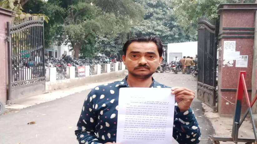 Varanasi News: विकलांग व्यक्ति के जमीन को हड़पने के लिए,विपक्षियों द्वारा विकलांग को एस०सी०एस०टी० मुकदमे में फर्जी ढंग से फँसाने के प्रयास,पीड़ित ने पुलिस कमिश्नर से लगाई