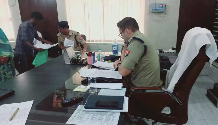 Chandauli News: चंदौली पुलिस अधीक्षक ने&nbsp;जनता दर्शन में आए फरियादियों की सुनी समस्याएं, कहा जनता की समस्याओं को प्रथम प्राथमिकता के आधार पर करे निस्तारण