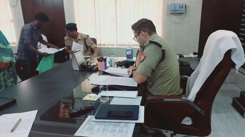 Chandauli News: चंदौली पुलिस अधीक्षक ने जनता दर्शन में आए फरियादियों की सुनी समस्याएं, कहा जनता की समस्याओं को प्रथम प्राथमिकता के आधार पर करे निस्तारण