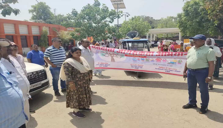 Chandauli News: चंदौली में सदर खंड विकास अधिकारी रक्षिता सिंह के नेतृत्व में निकाली गई मतदाता जागरूकता अभियान रैली