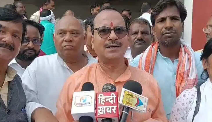 चंदौली में UPI पेमेंट पर MDR शुल्क के प्रस्ताव का विरोध, व्यापारियों ने DM को सौंपा ज्ञापन