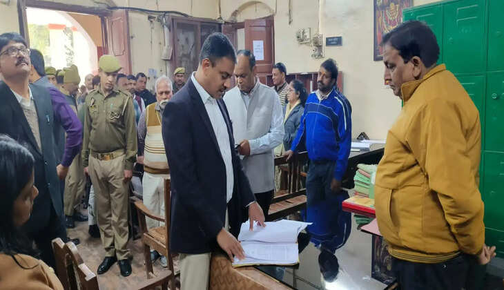 वाराणसी जिलाधिकारी ने कलेक्&zwj;ट्रेट का किया निरीक्षण, अधिकारियों एवं पटल सहायकों को दिया आवश्यक दिशा निर्देश
