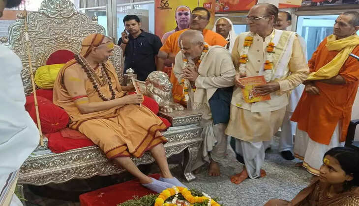 वाराणसी,२३.५.२०२३,आज प्रातः 9 बजे परमाराध्य परमधर्माधीश अनंतश्रीविभूषित ज्योतिष्पीठाधीश्वर जगद्गुरु शंकराचार्य स्वामिश्री: अविमुक्तेश्वरानंद: सरस्वती जी महाराज काशी से सड़क मार्ग द्वारा छिंदवाड़ा मध्यप्रदेश में धर्मसभा व प्रवचन कहने हेतु प्रस्थान कर गए।  उक्त जानकारी देते हुए पूज्य शंकराचार्य जी महाराज के प्रेस प्रभारी सजंय पाण्डेय ने बताया कि पूज्य शंकराचार्य जी महाराज के प्रस्थान का खबर पाकर आज सुबह से शंकराचार्य घाट स्थित श्रीविद्यामठ मे भक्तों की भारी भीड़ लग गई थी।डॉ गिरीश चन्द्र तिवारी जी के नेतृत्व में ग्लोरियस एकेडमी के बच्चे भी प्रस्थान के समय पूज्य महाराज के दर्शन पूजन हेतु पहुच गए थे।प्रस्थान के समय पूज्य शंकराचार्य जी महाराज को संतों व भक्तों ने सजल नयनों से भावपूर्ण विदाई दिया और पुनः शीघ्र काशी आने हेतु प्रार्थना निवेदित किया।  प्रस्थान के समय पूज्य शंकराचार्य जी महाराज धर्मसम्राट करपात्री जी महाराज व ब्रम्हलीन द्वय पीठाधीश्वर जगद्गुरु शंकराचार्य स्वामी स्वामी स्वरूपानंद सरस्वती जी महाराज के लंबे समय से अस्वस्थ कृपापात्र शिष्य पं सम्पूर्णानंद तिवारी जी अस्सी स्थित आवास पर जाकर उनका कुशलक्षेम जाना व उनके शीघ्र स्वस्थ होने हेतु अपनी मंगलकामना सम्प्रेषित की।   प्रस्थान के समय सर्वश्री:-साध्वी पूर्णम्बा दीदी,साध्वी शारदम्बा दीदी,प्रेस प्रभारी-सजंय पाण्डेय,डॉ गिरीश चन्द्र तिवारी,परमेश्वर दत्त शुक्ल,रमेश उपाध्याय,विजया तिवारी,यतींद्र चतुर्वेदी,सतीश अग्रहरी,सत्य प्रकाश श्रीवास्तव,आशीष गुप्ता,किशन जायसवाल,विवेक पाण्डेय,राकेश पाण्डेय,ब्रम्हचारी परमात्मानंद,रविन्द्र मिश्रा,रामचन्द्र सिंह,कृष्णा पराशर आदि लोग सहित भारी संख्या में संत व भक्तगण उपस्थित थे।