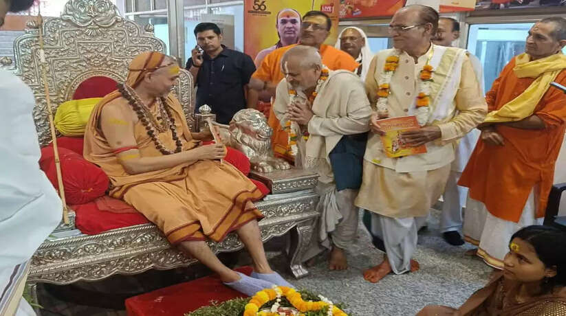 वाराणसी,२३.५.२०२३,आज प्रातः 9 बजे परमाराध्य परमधर्माधीश अनंतश्रीविभूषित ज्योतिष्पीठाधीश्वर जगद्गुरु शंकराचार्य स्वामिश्री: अविमुक्तेश्वरानंद: सरस्वती जी महाराज काशी से सड़क मार्ग द्वारा छिंदवाड़ा मध्यप्रदेश में धर्मसभा व प्रवचन कहने हेतु प्रस्थान कर गए।  उक्त जानकारी देते हुए पूज्य शंकराचार्य जी महाराज के प्रेस प्रभारी सजंय पाण्डेय ने बताया कि पूज्य शंकराचार्य जी महाराज के प्रस्थान का खबर पाकर आज सुबह से शंकराचार्य घाट स्थित श्रीविद्यामठ मे भक्तों की भारी भीड़ लग गई थी।डॉ गिरीश चन्द्र तिवारी जी के नेतृत्व में ग्लोरियस एकेडमी के बच्चे भी प्रस्थान के समय पूज्य महाराज के दर्शन पूजन हेतु पहुच गए थे।प्रस्थान के समय पूज्य शंकराचार्य जी महाराज को संतों व भक्तों ने सजल नयनों से भावपूर्ण विदाई दिया और पुनः शीघ्र काशी आने हेतु प्रार्थना निवेदित किया।  प्रस्थान के समय पूज्य शंकराचार्य जी महाराज धर्मसम्राट करपात्री जी महाराज व ब्रम्हलीन द्वय पीठाधीश्वर जगद्गुरु शंकराचार्य स्वामी स्वामी स्वरूपानंद सरस्वती जी महाराज के लंबे समय से अस्वस्थ कृपापात्र शिष्य पं सम्पूर्णानंद तिवारी जी अस्सी स्थित आवास पर जाकर उनका कुशलक्षेम जाना व उनके शीघ्र स्वस्थ होने हेतु अपनी मंगलकामना सम्प्रेषित की।   प्रस्थान के समय सर्वश्री:-साध्वी पूर्णम्बा दीदी,साध्वी शारदम्बा दीदी,प्रेस प्रभारी-सजंय पाण्डेय,डॉ गिरीश चन्द्र तिवारी,परमेश्वर दत्त शुक्ल,रमेश उपाध्याय,विजया तिवारी,यतींद्र चतुर्वेदी,सतीश अग्रहरी,सत्य प्रकाश श्रीवास्तव,आशीष गुप्ता,किशन जायसवाल,विवेक पाण्डेय,राकेश पाण्डेय,ब्रम्हचारी परमात्मानंद,रविन्द्र मिश्रा,रामचन्द्र सिंह,कृष्णा पराशर आदि लोग सहित भारी संख्या में संत व भक्तगण उपस्थित थे।