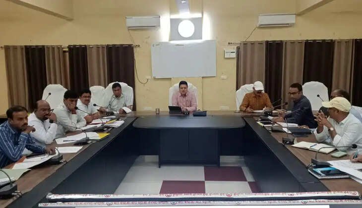 Chanduali News:&nbsp;जिलाधिकारी ने शासन के फ्लैगशिप विकास कार्यक्रमों की मुख्यमंत्री डैशबोर्ड पर किया गहन समीक्षा