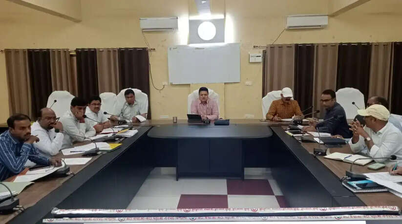 Chanduali News: जिलाधिकारी ने शासन के फ्लैगशिप विकास कार्यक्रमों की मुख्यमंत्री डैशबोर्ड पर किया गहन समीक्षा